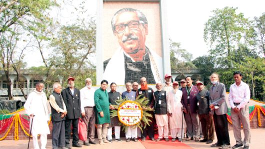 বঙ্গবন্ধুর প্রতিকৃতিতে মুক্তিযুদ্ধের স্মৃতি সংরক্ষণ ও গবেষণা কেন্দ্রের শ্রদ্ধাঞ্জলি