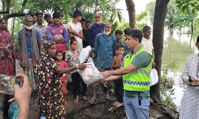 শুকনো ও রান্না করা খাবার বিতরণ অব্যাহত রেখেছে গোয়াইনঘাট থানা পুলিশ