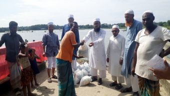 বন্যা কবলিত মানুষের মাঝে খেলাফত মজলিসের খাদ্য সামগ্রী বিতরণ