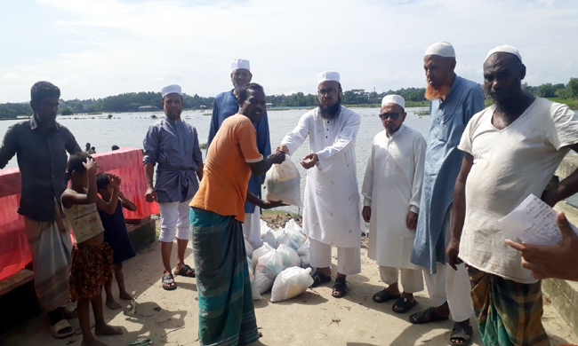 বন্যা কবলিত মানুষের মাঝে খেলাফত মজলিসের খাদ্য সামগ্রী বিতরণ