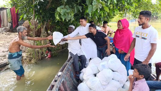 ছাত্রলীগ নেতা তোফায়েল আহমদ’র পক্ষ থেকে বন্যার্তদের মাঝে ত্রাণ বিতরণ