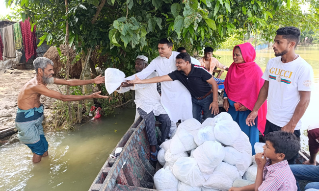 ছাত্রলীগ নেতা তোফায়েল আহমদ’র পক্ষ থেকে বন্যার্তদের মাঝে ত্রাণ বিতরণ