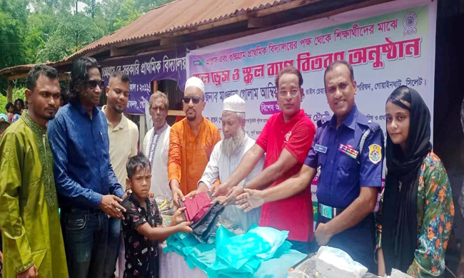 জাফলংয়ে স্কুল ড্রেস ও ব্যাগ পেল শতাধিক শিক্ষার্থী