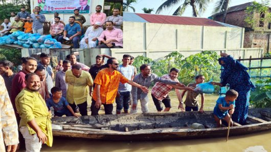 ফেঞ্চুগঞ্জে বন্যাদুর্গতদের মধ্যে স্বেচ্ছাসেবক দলের খাদ্যসামগ্রী বিতরণ