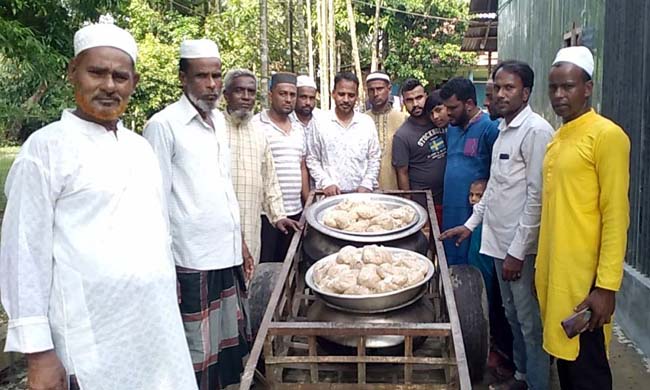 সিলেটে পানিবন্দি মানুষের মাঝে মেম্বার মুহিবুর রহমানের খাবার বিতরণ