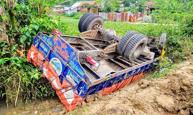 শান্তিগঞ্জ নিয়ন্ত্রণ হারিয়ে মালবাহী ট্রাক খাদে