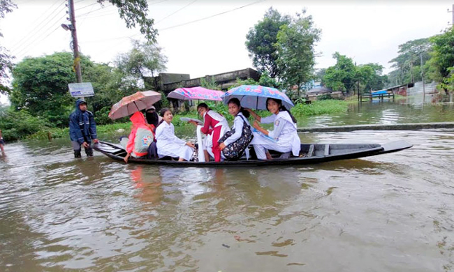 এইচএসসি পরীক্ষার্থীরা-সুনামগঞ্জে সড়কে পানি-নৌকায় কেন্দ্রে গেলেন