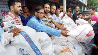 বন্যার্তদের মাঝে দক্ষিণ সুরমা উপজেলা স্বেচ্ছাসেবক দলের খাদ্যসামগ্রী বিতরণ