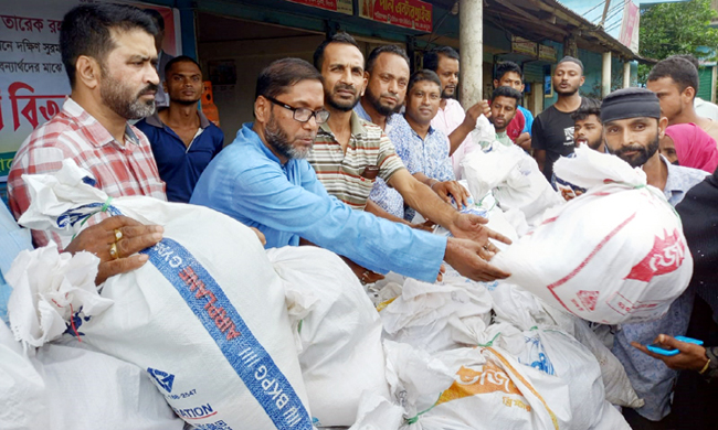 বন্যার্তদের মাঝে দক্ষিণ সুরমা উপজেলা স্বেচ্ছাসেবক দলের খাদ্যসামগ্রী বিতরণ