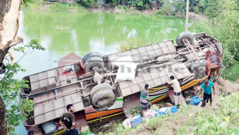 সুনামগঞ্জে নিয়ন্ত্রণ হারিয়ে বাস খাদে, আহত ৩০