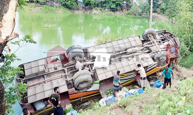 সুনামগঞ্জে নিয়ন্ত্রণ হারিয়ে বাস খাদে, আহত ৩০