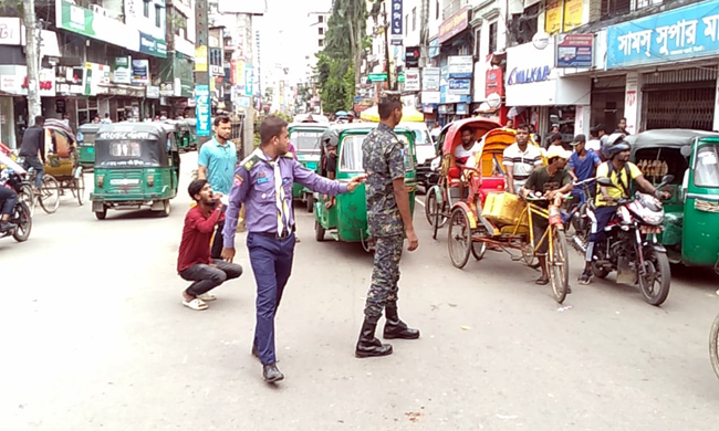 সিলেটে স্বাভাবিক হয়ে আসছে নগর, ট্রাফিক নিয়ন্ত্রণে আনসার ও শিক্ষার্থীরা