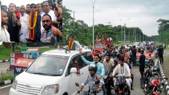 পুলিশের গুলিতে আহত আব্দুস সালাম টিপুকে সিলেট বিমানবন্দরে সংবর্ধনা