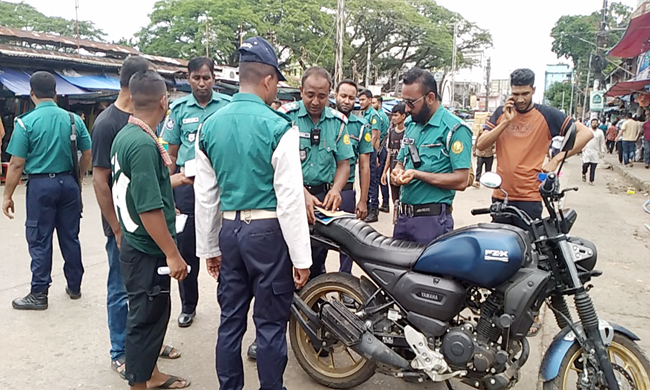 সিলেটে ট্রাফিক পুলিশের অভিযান-আইনানুগ ব্যবস্থা গ্রহণ