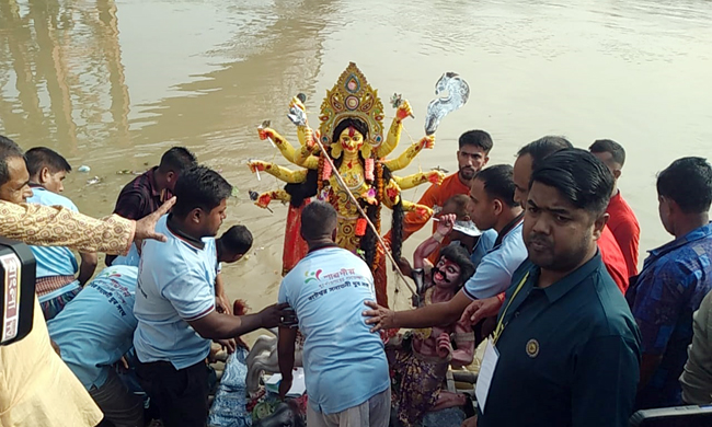 চোখের জলে সিলেটে প্রতিমা বিসর্জন