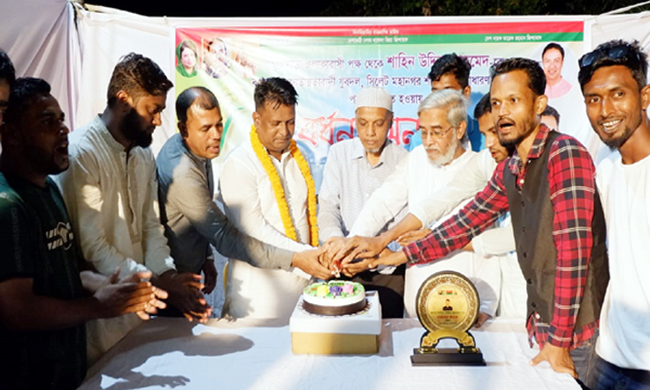 মহানগর যুবদলের সহ-সাধারণ সম্পাদক নির্বাচিত হওয়ায় শাহীনকে সম্মাননা স্মারক প্রদান