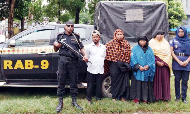 র‍্যাবের অভিযানে ৩ নারী ১ পুরুষ আটক