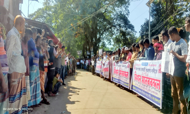 কাজ চাই ভাত চাই” পাথর কোয়ারি সচল চাই এই দাবিতে জাফলংয়ে মানববন্ধন