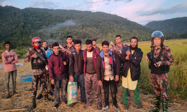 অবৈধভাবে ভারত থেকে বাংলাদেশে অনুপ্রবেশ কালে পাঁচ বাংলাদেশীকে আটক করেছে বিজিবি