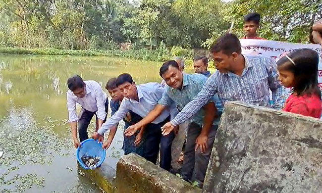 জাতীয় যুব দিবস উপলক্ষে সিলেটে মাছের পোনা অবমুক্তকরণ