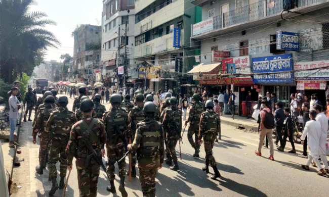 সেনাবাহিনী যেতেই পালালেন রিকশাচালকরা, ধাওয়া দিলেন পথচারীরাও