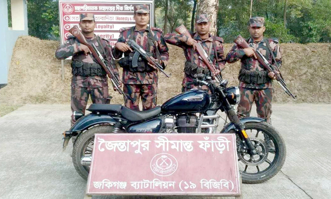 সিলেটে চোরাই পথে নিয়ে আসা রয়েল এনফিল্ড মোটরসাইকেল জব্দ