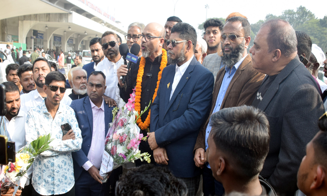 দেশে ফিরলেন আসাদুজ্জামান বিমানবন্দরে তাকে স্বাগত জানান বিএনপির নেতাকর্মীরা