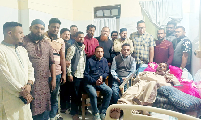 সড়ক দুর্ঘটনায় চিকিৎসাধীন যুবনেতা শাহীনকে দেখতে হাসপাতালে যুবদল নেতৃবৃন্দ