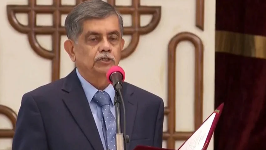 উপদেষ্টা হিসেবে শপথ নিলেন অধ্যাপক সি আর আবরার