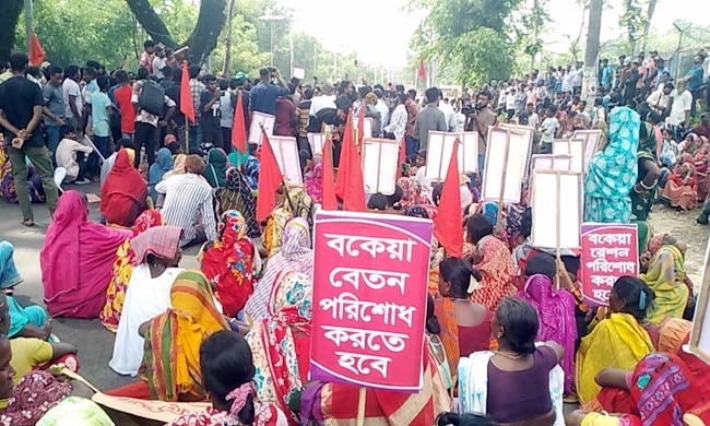 সিলেট-বিমানবন্দর সড়ক অবরোধ করেছেন চা শ্রমিকরা