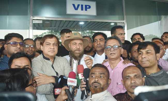 বিমানবন্দরে যুক্তরাজ্য বিএনপির সভাপতি এম এ মালিক-কে গণসংবর্ধনা