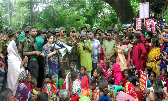 সিলেটে ৩ ঘন্টার পর প্রশাসনের আশ্বাসে অবরোধ তুলে নিলেন চা শ্রমিকরা