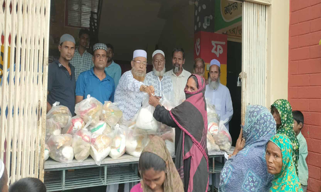 নওয়াগাওঁ গ্রামবাসীর পক্ষ থেকে দুই শতাধিক পরিবারে ঈদ সামগ্রী বিতরণ