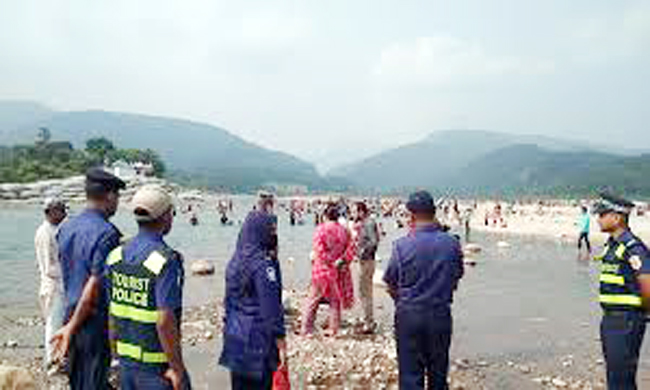 সাদা পাথর ঘুরতে গিয়ে এক পর্যটকের মৃত্যু