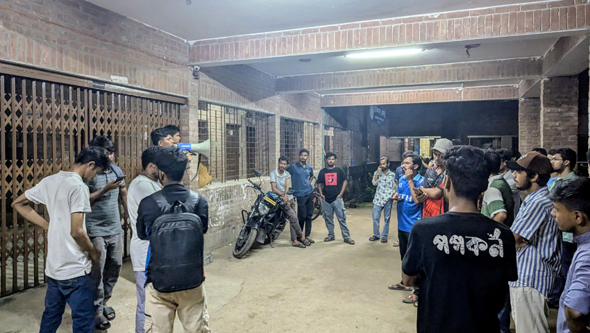 চিকিৎসা কেন্দ্রের অব্যবস্থাপনার প্রতিবাদে জাবি শিক্ষার্থীদের ‘মেডিকেল ঘেরাও’