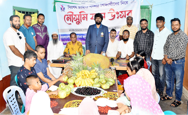 বিএমজেএ পক্ষে থেকে শিক্ষার্থীদের মাঝে মৌসুমী ফল উৎসবে-শাবিপ্রবি ভিসি