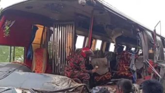 আমবোঝাই ট্রাকের পেছনে বাসের ধাক্কা, নিহত ৫