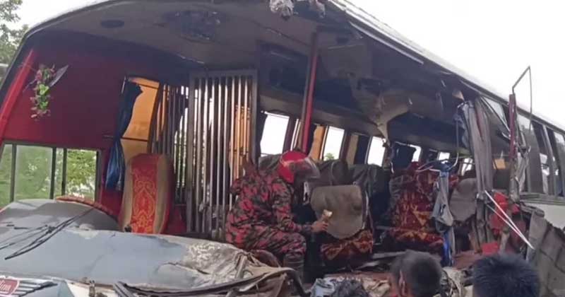 আমবোঝাই ট্রাকের পেছনে বাসের ধাক্কা, নিহত ৫