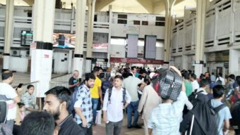 ঢাকা কমলাপুরে ঘরমুখো মানুষের ভিড়