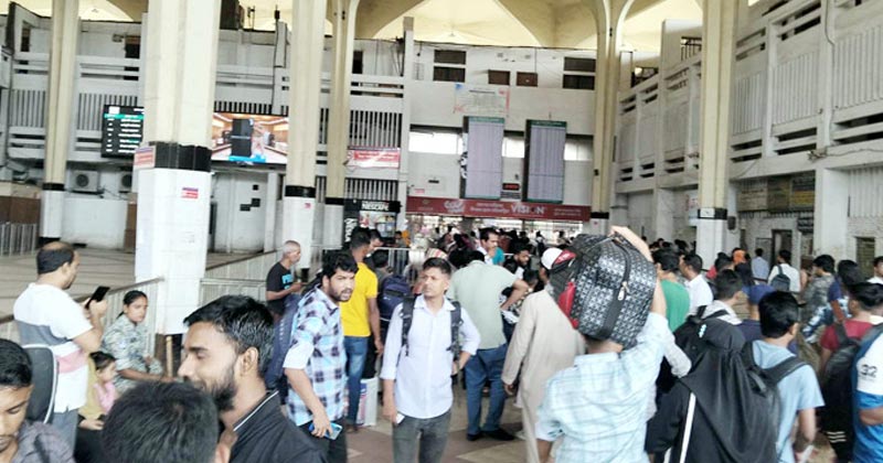 ঢাকা কমলাপুরে ঘরমুখো মানুষের ভিড়