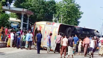 ময়মনসিংহে নিয়ন্ত্রণ হারিয়ে বাস উল্টে হেলপার নিহত, আহত ১৯