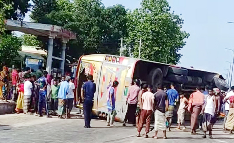 ময়মনসিংহে নিয়ন্ত্রণ হারিয়ে বাস উল্টে হেলপার নিহত, আহত ১৯