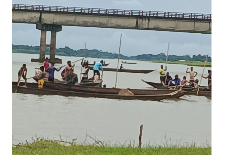 অবাধে বালু উত্তোলন, ঝুঁকিতে কোম্পানীগঞ্জের ধলাই সেতু