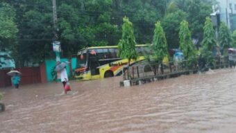 টানা বৃষ্টিতে দুর্ভোগ চরমে, রাতে ঝড়ের আভাস