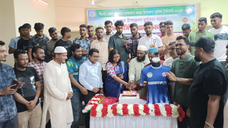 বিশ্বনাথে কেক কেটে উপজেলা ফুটবল দলের জার্সি উন্মোচন