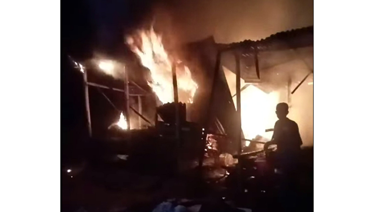 শ্রীমঙ্গলে হিন্দু সংখ্যালঘুদের বাড়ি ঘরে দুর্বৃত্তদের আগুন লাগানোর চেষ্টা : অল্পের জন্য রক্ষা পেল পাঁচ পরিবার, এলাকাবাসীর মধ্যে আতঙ্ক