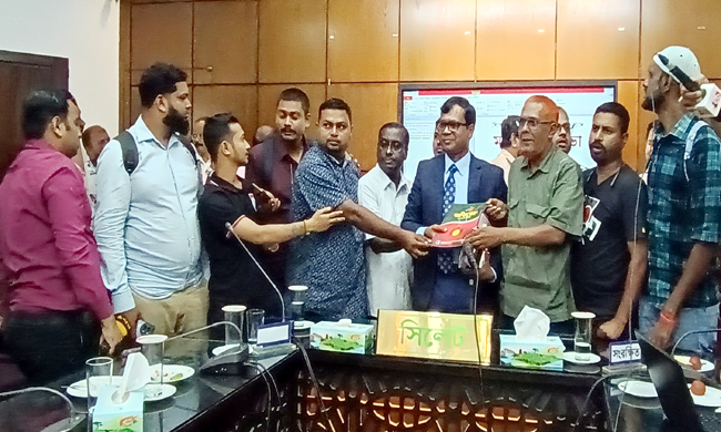 জেলা প্রশাসকের সাথে ফটো জার্নালিস্ট এসোসিয়েশন সিলেট বিভাগীয় কমিটির শুভেচ্ছা বিনিময়
