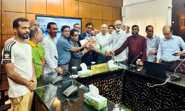 সিলেটের জেলা প্রশাসককে ইলেকট্রনিক্স এসোসিয়েনের ফুলেল শুভেচ্ছা