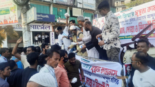 খালেদা জিয়ার সুস্থতার জন্য এম এ মালিকের পক্ষ থেকে দক্ষিণ সুরমায় খাবার বিতরণ