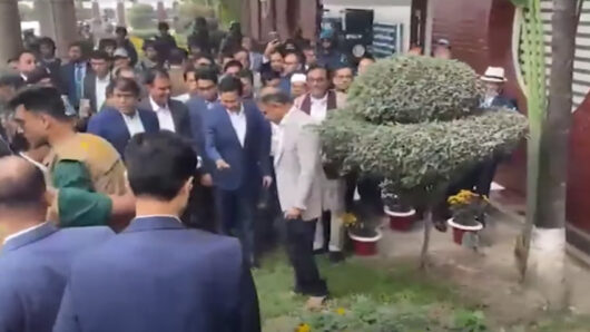 খালি পায়ে দেশের মাতৃভূমির মাটির ঘ্রাণ নিলেন তারেক রহমান